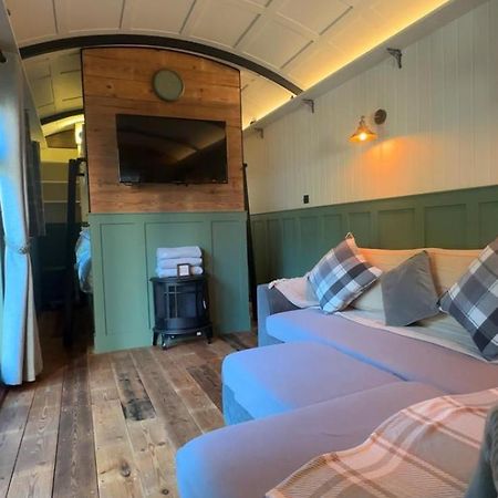 The Holly Hut Hotel Burton  ภายนอก รูปภาพ