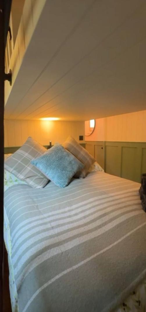 The Holly Hut Hotel Burton  ภายนอก รูปภาพ