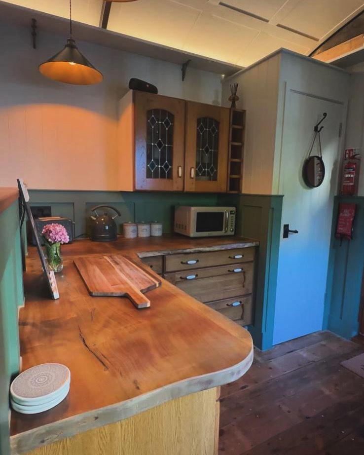 The Holly Hut Hotel Burton  ภายนอก รูปภาพ