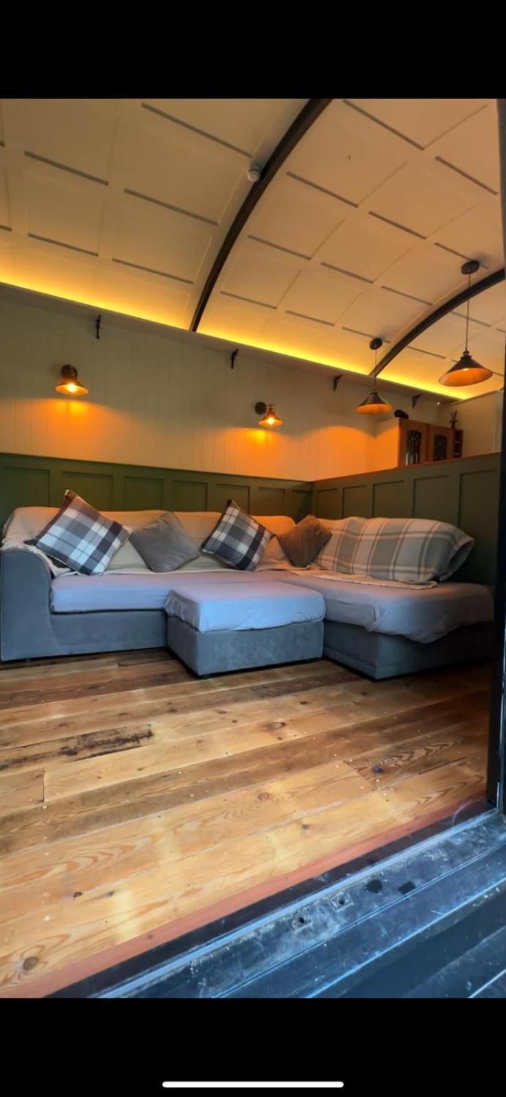 The Holly Hut Hotel Burton  ภายนอก รูปภาพ