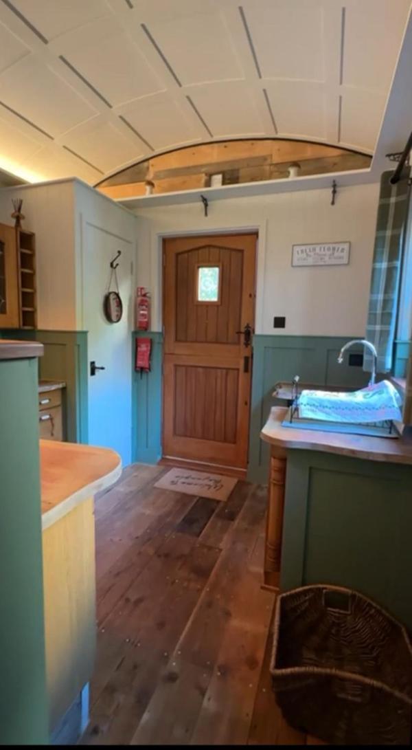 The Holly Hut Hotel Burton  ภายนอก รูปภาพ