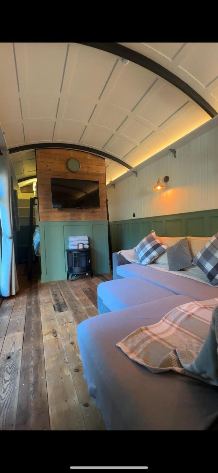 The Holly Hut Hotel Burton  ภายนอก รูปภาพ