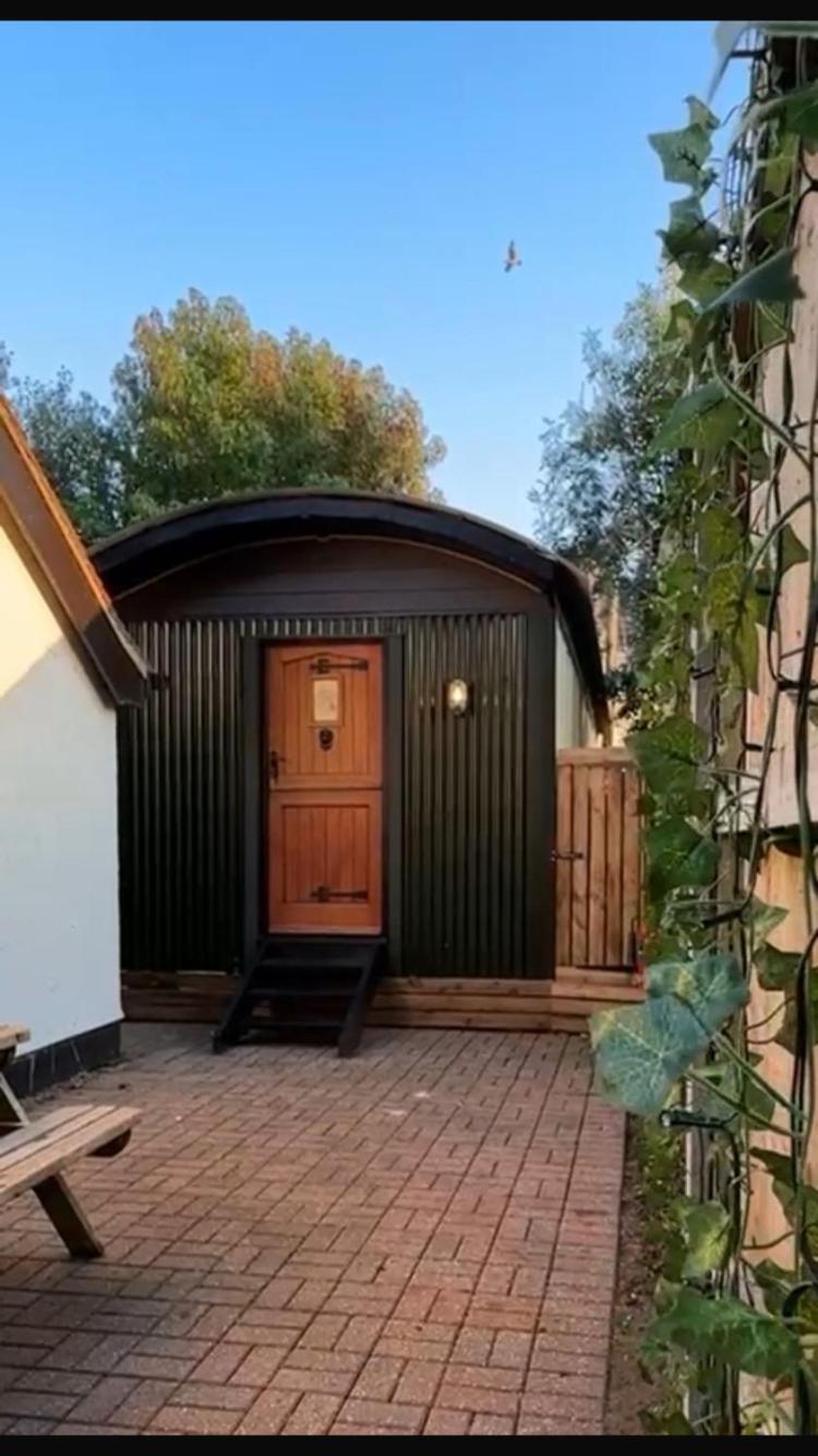 The Holly Hut Hotel Burton  ภายนอก รูปภาพ
